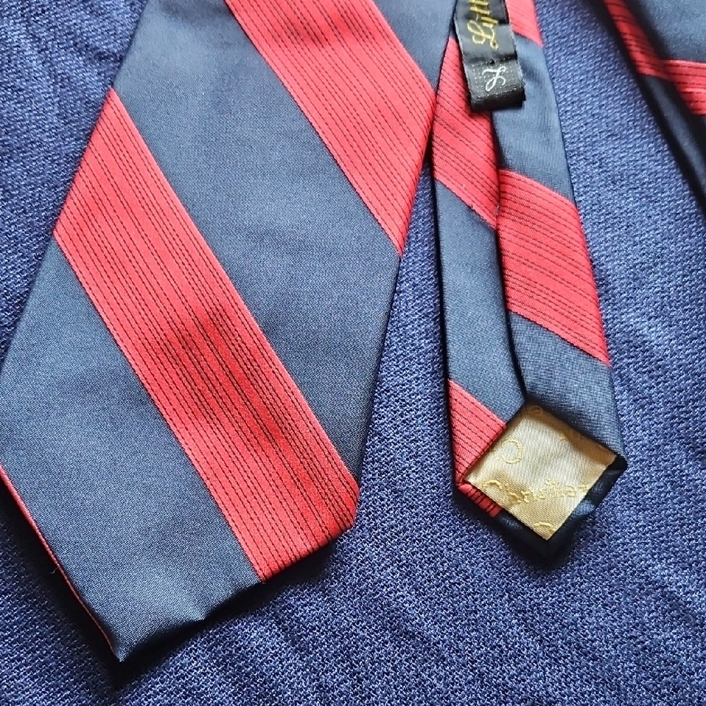 Elegant Red and Gray Striped Men's Tie - Picture 2 of 4